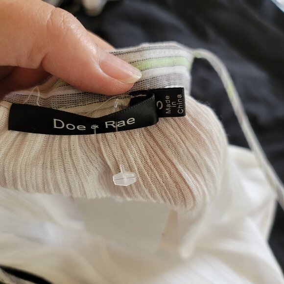 Doe & Rae Sleeveless Blouse Top Size Small White with Gray Stripe Hem NEW - Picture 16 of 16